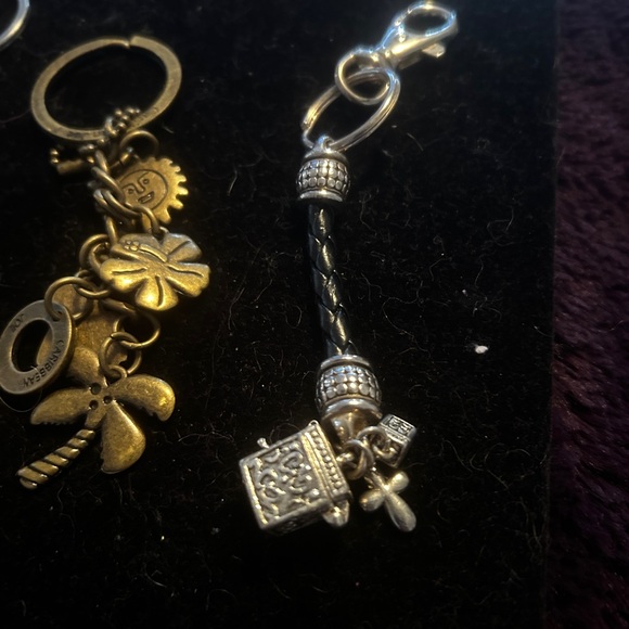 Fossil & Russ, Black and Gold Heart Keychain Set - Picture 4 of 4